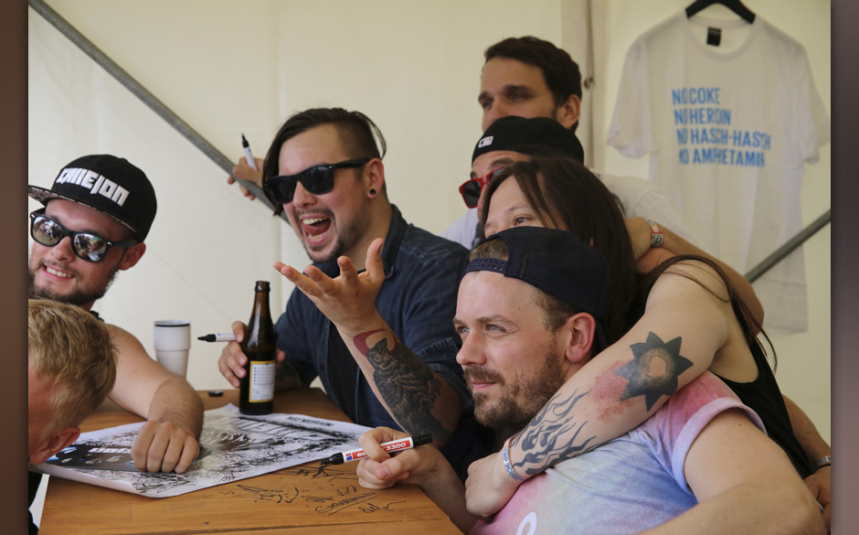 Wir sind Angst
Hart, schnell, verbittert. Der Albumtitel wird inbrünstig herausgeschrien, der Refrain geht sofort ins Blu...