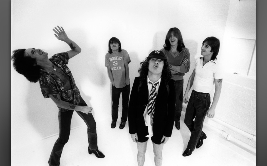UNITED KINGDOM - AUGUST 01:  Photo of AC DC and AC/DC and Angus YOUNG and Bon SCOTT and Malcolm YOUNG and Phil RUDD and Cl...
