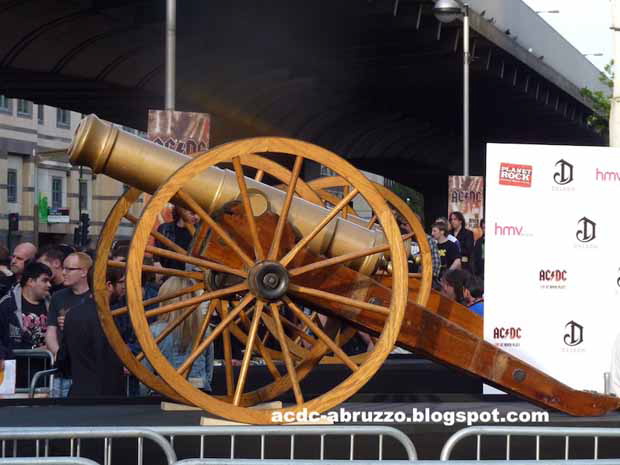 Mit und bei AC DC in London, 2011