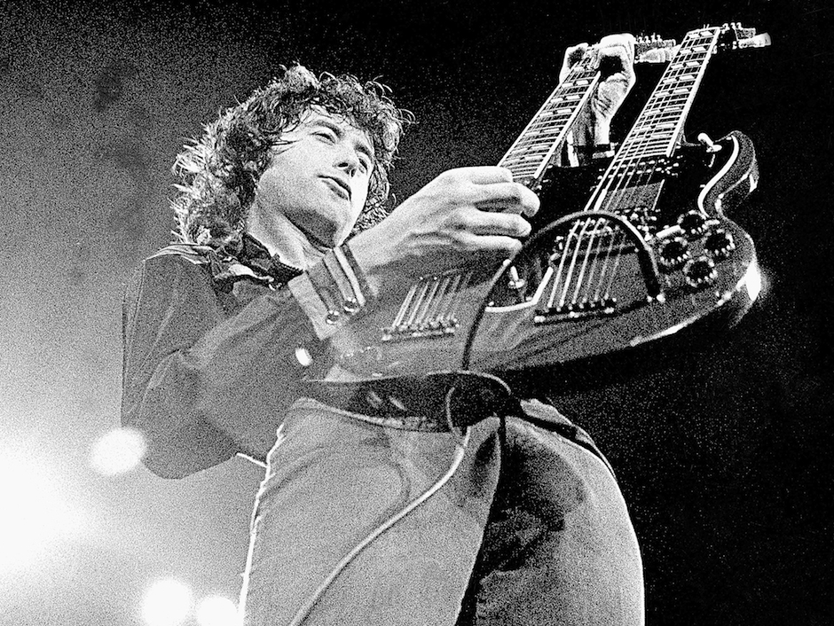UNITED STATES - JUNE 01:  Photo of Jimmy PAGE; guitarist with Led Zeppelin  (Photo by Robert Knight Archive/Redferns)