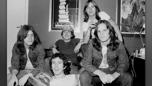 Klickt euch hier durch die Diskographie von Bon Scott mit AC/DC >>>