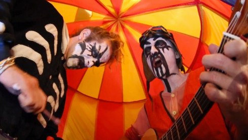 Randy Blyhte (Lamb Of God) und Sam Haycroft im Video zu ‘Twinkle, Twinkle A Needle in your Eye’