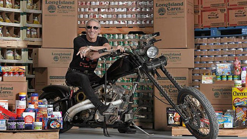 Dee Snider (Twisted Sister) mit Spenden für Long Island Cares.jpg