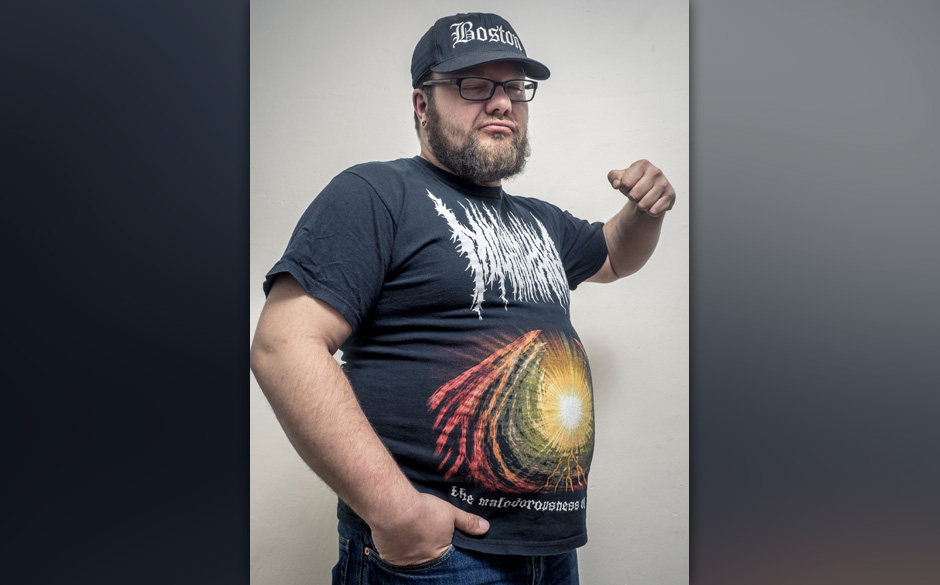 Tobias Zwiebel
Tobias Zwiebel trägt ein äußerst körperbetonendes Nikki von Mila Ayuhara. Die Band spielte auf einem se...