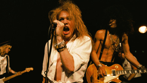 Duff McKagan, Axl Rose und Slash bei einem Auftritt im Jahr 1985.