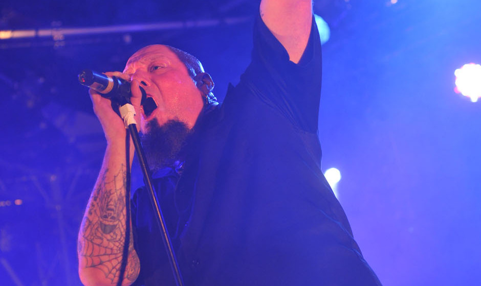 ‘Erase’
Einfaches Riff, das mit maximaler Wucht einschlägt. Ein im besten Sinne typisches Gemeinschaftswerk irgendwo ...