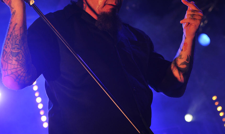 ‘Dead Eyes’
Es wird melodisch. Coole Klampfen-Hook, toller ­Chorus, dicker Moshpart – die Instrumentalisten dürfen...