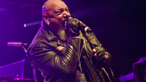 ‘Obsidian Black’ Nach der derben Strophe wechselt im Chorus die Stimmung auf „majestätisch“ – so gesehen eine ...