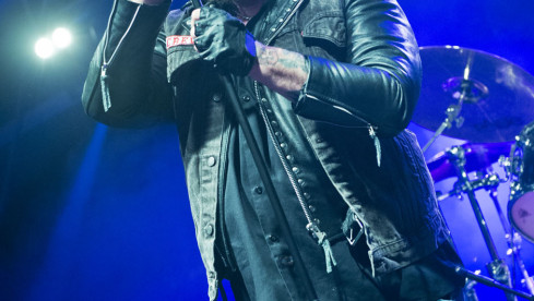 ‘Horsemen’
Eine punkig gehaltene Strophe, Refrain und Zwischenteil dann klassisch metallisch – diese Nummer hätte p...