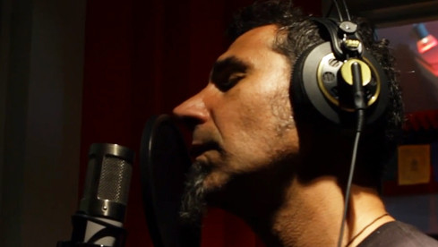 Serj Tankian (System Of A Down) im Video zu ‘100 Years’