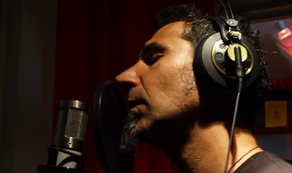 Serj Tankian (System Of A Down) im Video zu ‘100 Years’
