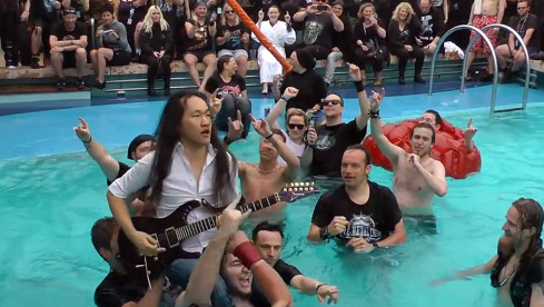 Herman Li (Dragonforce) spielt Gitarre im Pool während der Full Metal Cruise