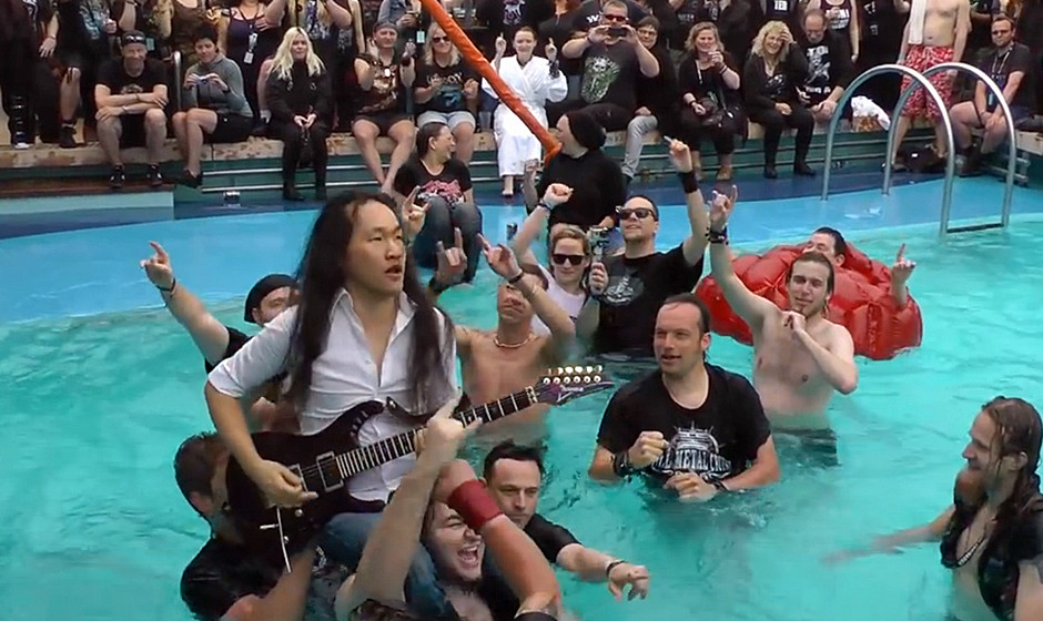 Herman Li (Dragonforce) spielt Gitarre im Pool während der Full Metal Cruise