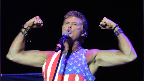 APA18854298_15062014 - NICKELSDORF - ÷STERREICH: S‰nger und Schauspieler David Hasselhoff w‰hrend eines Konzertes auf...