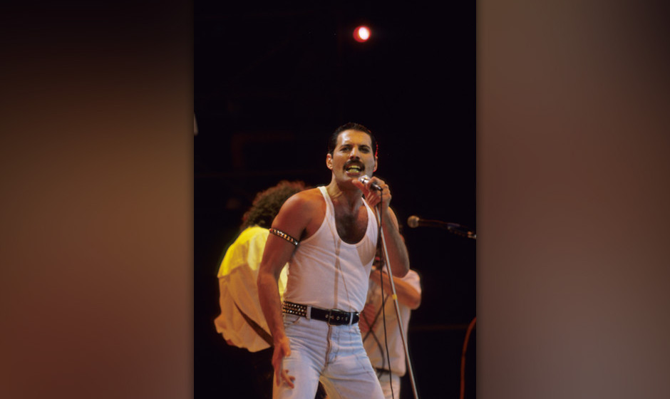 LONDON, UNITED KINGDOM - JULY 13:  Singer Freddie Mercury (1946 - 1991) of British rock group Queen performs at the Live A...