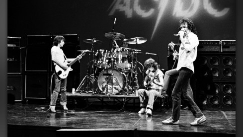 Hollywood, circa 1977:  Malcolm Young, Phil Rudd, Angus Young, und Bon Scott von AC/DC