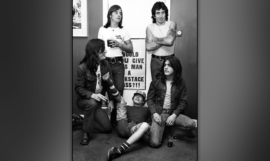 UNITED KINGDOM - JANUARY 01:  Photo of AC/DC; L-R: Mark Evans, Phil Rudd, Angus Young, Bon Scott, Malcolm Young - posed, g...