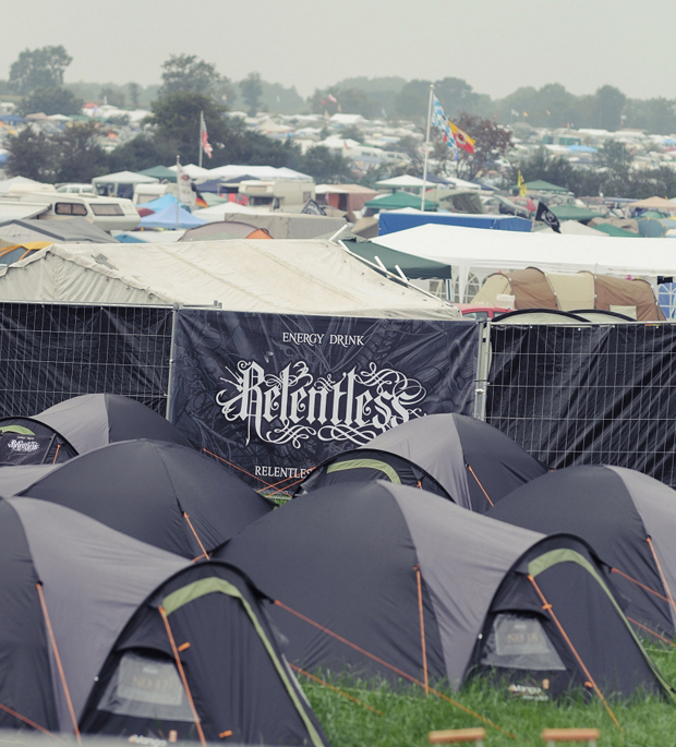 Wacken-Acker und Relentless-Banner