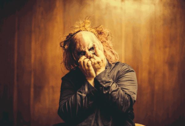 Sascha Dörr:
Ist in ordnung, hat ein paar nette Einflüsse der ersten Alben, die Aggression ist irgendwo zwischen Selftit...