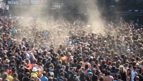 Staub-Satan über dem Moshpit von Ektomorf, WOA 2010