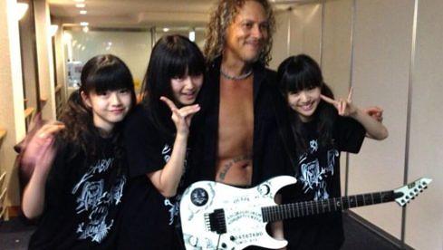 Metallica-Gitarrist Kirk Hammett mit den drei Mädels von Babymetal