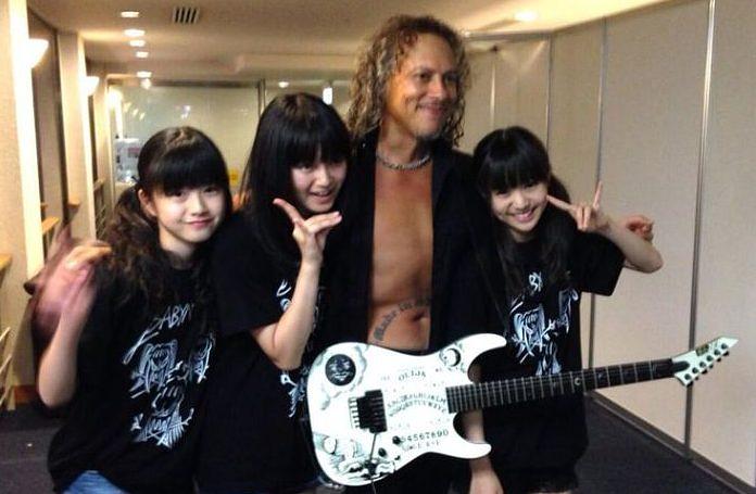 Metallica-Gitarrist Kirk Hammett mit den drei Mädels von Babymetal