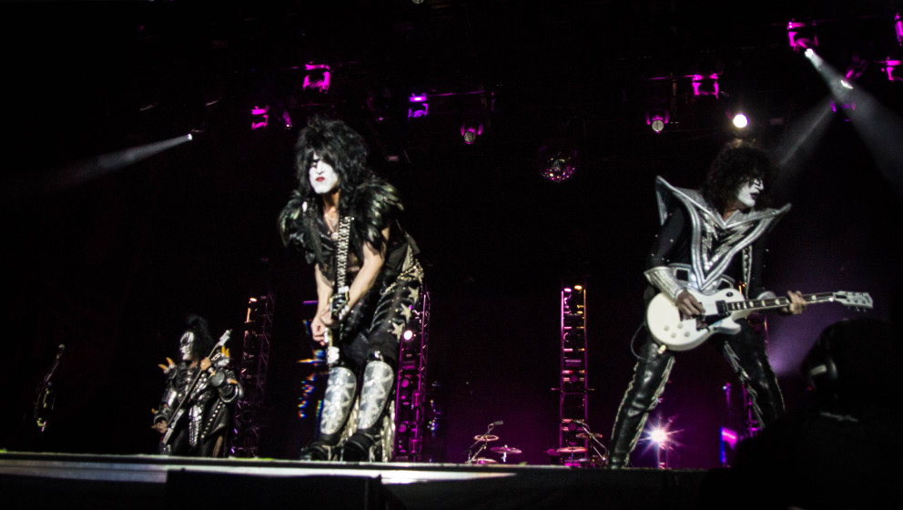 „Paul Stanley schwingt die Hüften, Gene Simmons spuckt Blut und die Funken sprühen im Sekundentakt – Neu ist das fre...