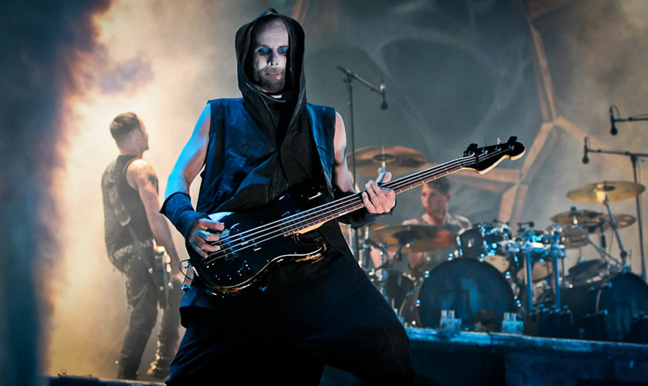 Oliver Riedel an seinem Vier-Saiter.