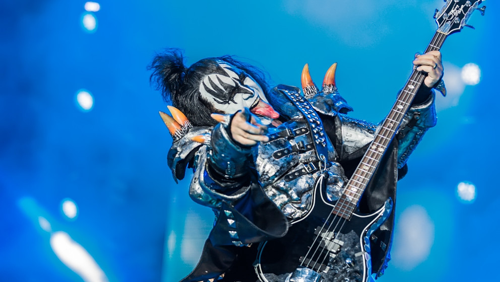 Y: YOGA

Zur Vorbereitung auf die „Farewell“-Tour im Jahr 2000 und auch für seine Gesundheit fing Ace Frehley mit Yog...