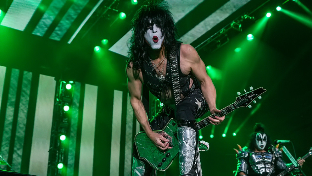 Z: ZWANZIG

Kiss brachten bis heute zwanzig Studioalben auf den Markt. Insgesamt verkaufte die Band über hundert Millione...