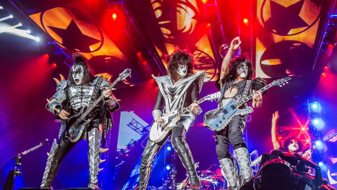 V: VORSPIEL

Als Ace Frehley 1972 für die noch zu besetzende Stelle als Lead-Gitarrist vorspielte, trug er zwei verschied...