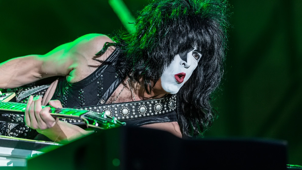 T: TONY HAWK

Im Videospiel ‘Tony Hawk’s Underground’ kann man in einem Level in Australien ein Kiss-Konzert mitverf...