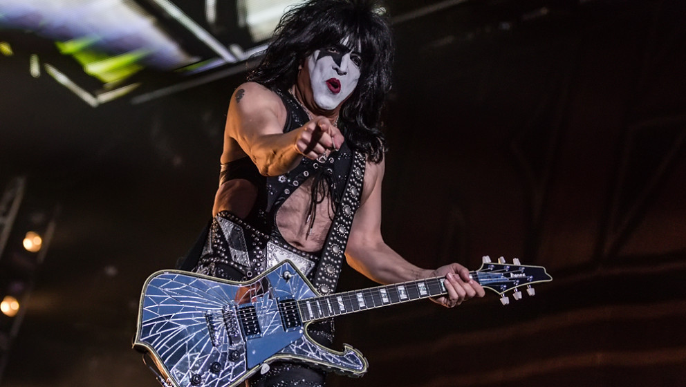 R: ROCK’N’ROLL HALL OF FAME

Obwohl Kiss 15 Jahre lang für die Rock’n’Roll Hall Of Fame nominiert waren, wurden s...