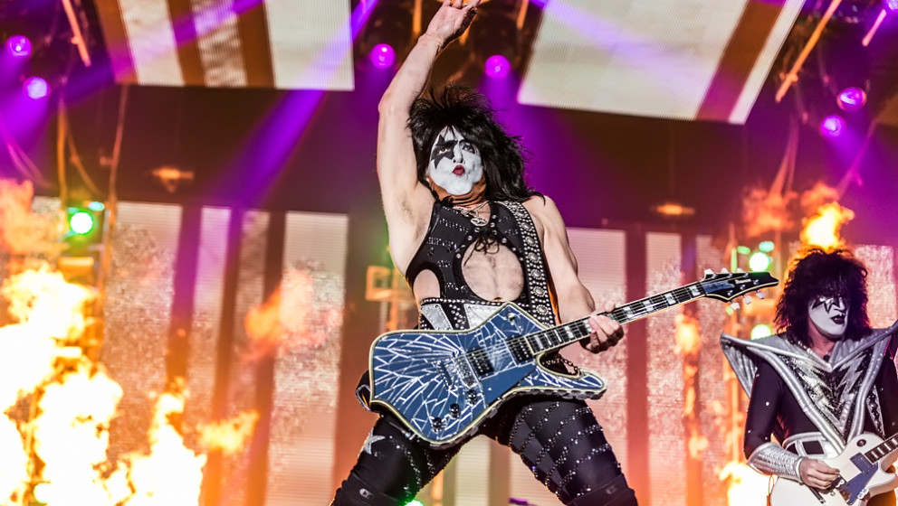 P: PRODUKTION

Ace Frehley war keineswegs zufrieden mit der Produktion des Songs ‘Into The Void’ vom PSYCHO CIRCUS-Alb...