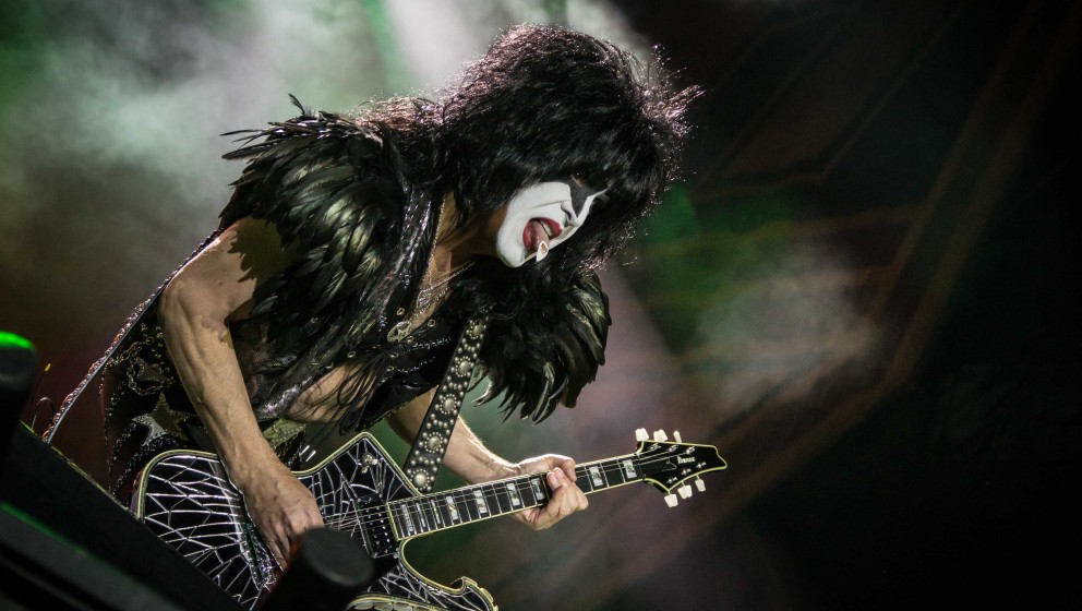 N: NAZIS

Gene Simmons’ Mutter, Flóra Klein, überlebte die Gefangenschaft in einem Konzentrationslager der Nazis. Sie ...