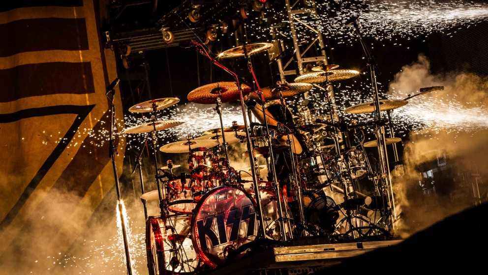 J: JIMI HENDRIX

Ace Frehley war Drumroadie für Mitch Mitchell beim letzten Konzert von Jimi Hendrix im Madison Square Ga...