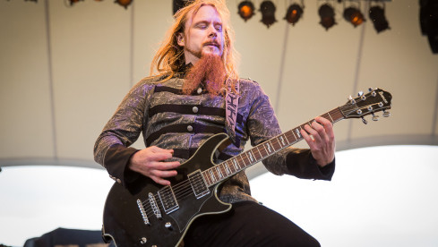 Ex-Sabaton-Gitarrist Rikard Sundén, hier mit Civil War beim Noch-Ein-Bier-Fest 2015 in Gelsenkirchen