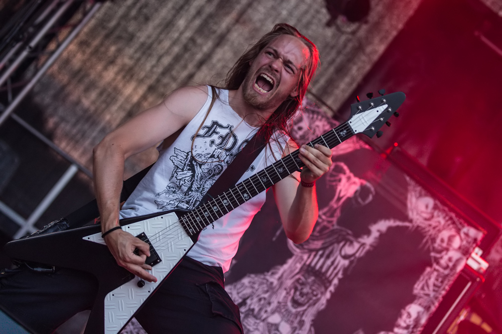 Video: Deserted Fear machen Werbung für Saturn-Märkte - Metal Hammer