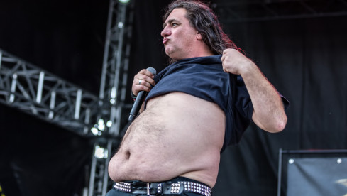 Senil mit Stil: Tankard-Frontmann Gerre auf dem Summer Breeze 2015.