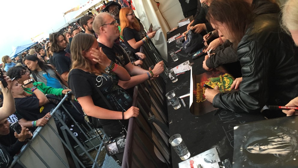 Nightwish bei ihrer Summer Breeze-Autogrammstunde am METAL HAMMER-Stand.