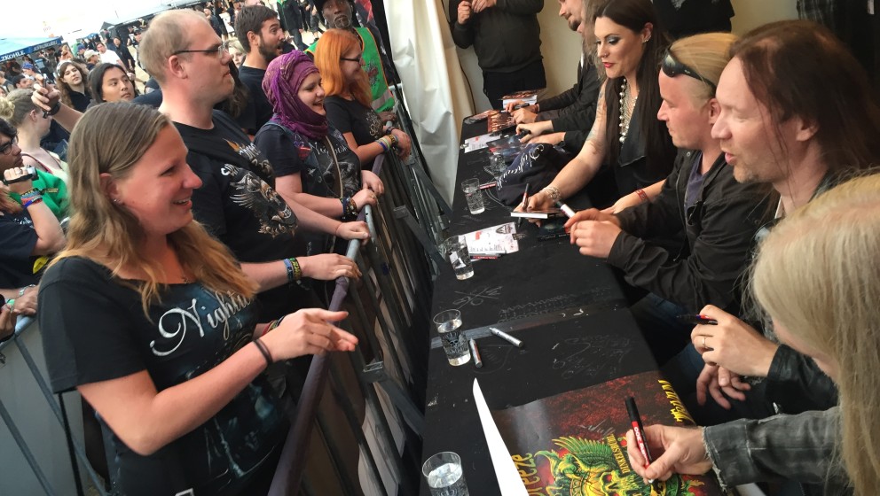 Nightwish bei ihrer Summer Breeze-Autogrammstunde am METAL HAMMER-Stand.