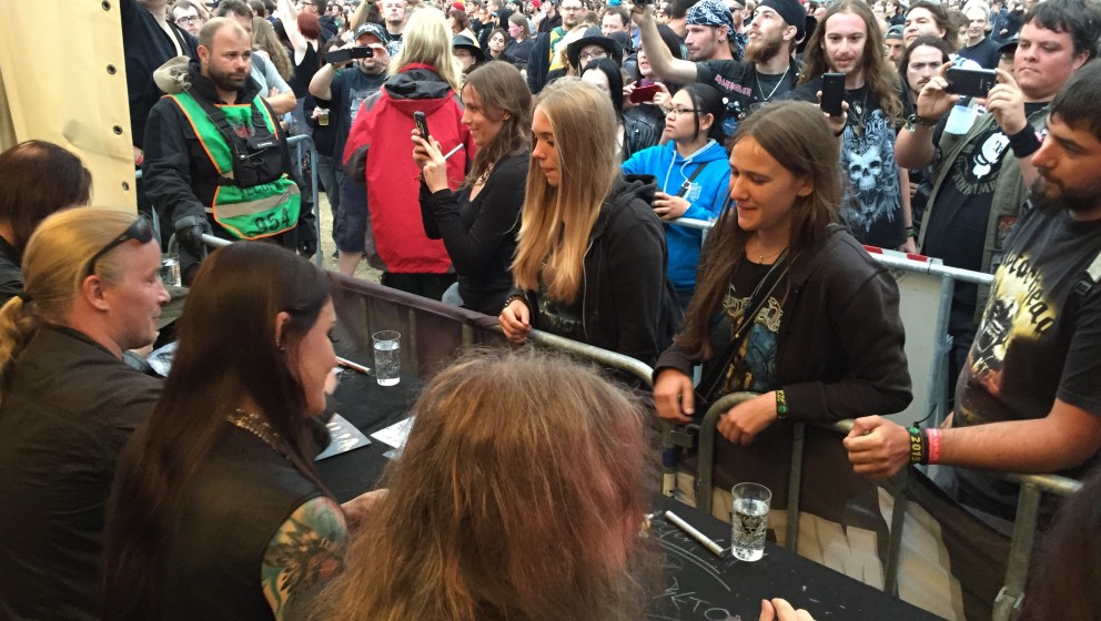 Nightwish bei ihrer Summer Breeze-Autogrammstunde am METAL HAMMER-Stand.
