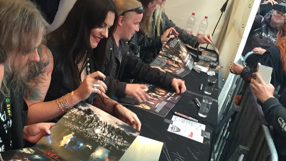 Nightwish bei ihrer Summer Breeze-Autogrammstunde am METAL HAMMER-Stand.