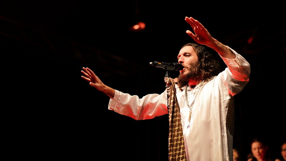 Sieht ein bisschen aus wie Jesus: Der Sänger der Band Orphaned Land