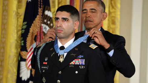 US-Präsident Barack Obama ehrt Florent Groberg mit der Medal Of Honor.