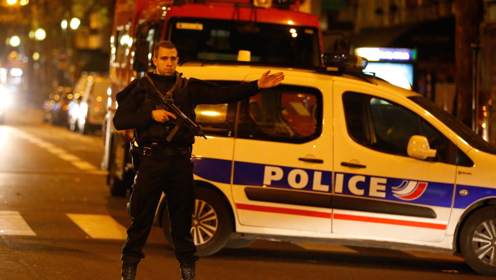 dpatopbilder - epa05024027 Armed French Police patrols near the Saint Antoine hospital in Paris, France, 14 November 2015. At