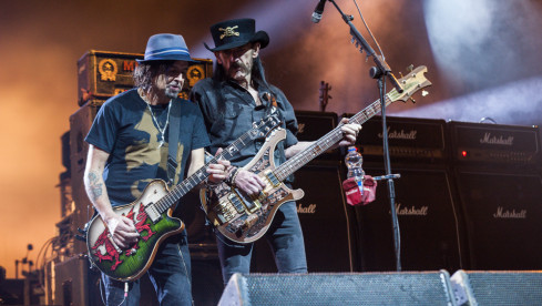 Phil Campbell (l.) und Lemmy Kilmister mit Motörhead 2015 in Düsseldorf