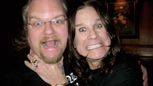 In den Fängen des Fürsten der Finsternis: Ozzy Osbourne geht Chefredakteur Thorsten „Zacke“ Zahn an die Gurgel