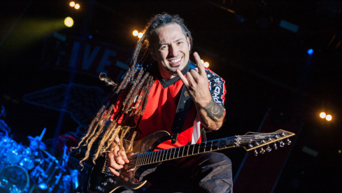 Zoltán Báthory mit Five Finger Death Punch 2015 in Düsseldorf