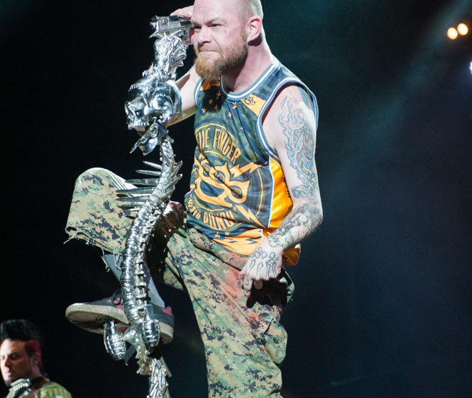 five-finger-death-punch-mitsubishi-electric-halle-november-2015-s-fleischer-140